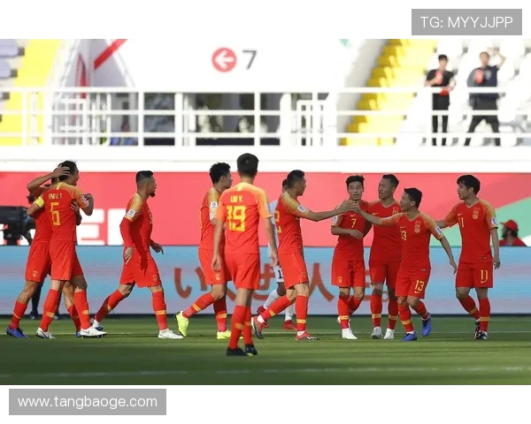 中国足球迎来历史性突破，国足首度晋级亚洲杯四强，球迷热烈欢庆