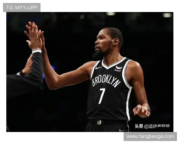 篮网队宣布杜兰特伤情更新 预计缺席未来两周比赛 引发球迷热议