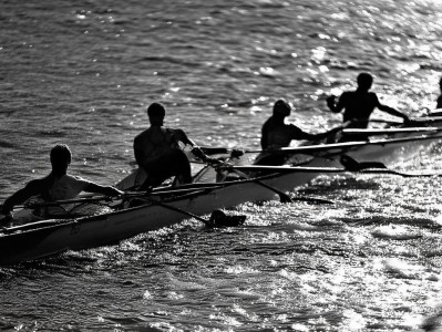 赛艇战术配合解析：领桨手与舵手协同、体能分配与节奏控制、水域天气战术应变及心理同步团队纽带